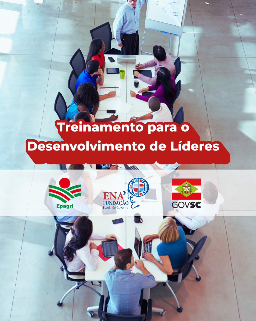 Mesa grande com pessoas trabalhando