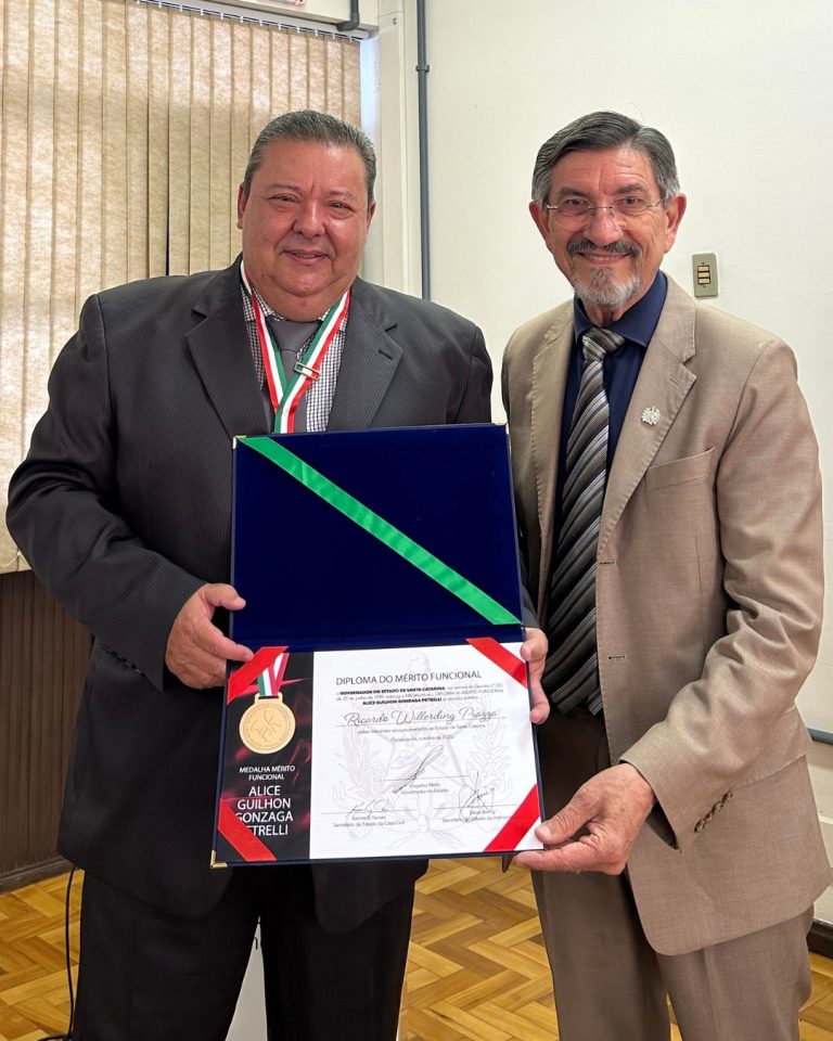 ENA Homenageia Servidor Ricardo Willerding Piazza com a Medalha de Mérito Funcional