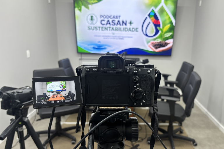 Escola de Governo ENA sedia primeiro podcast ao vivo em parceria com a Casan